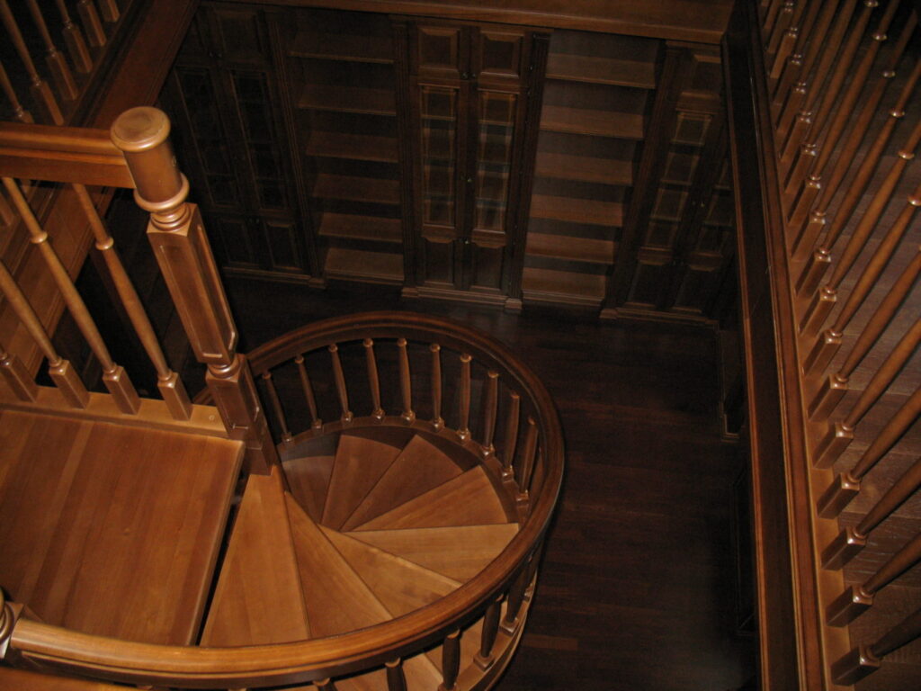Винтовая лестница для домашней библиотеки Миниатюра
