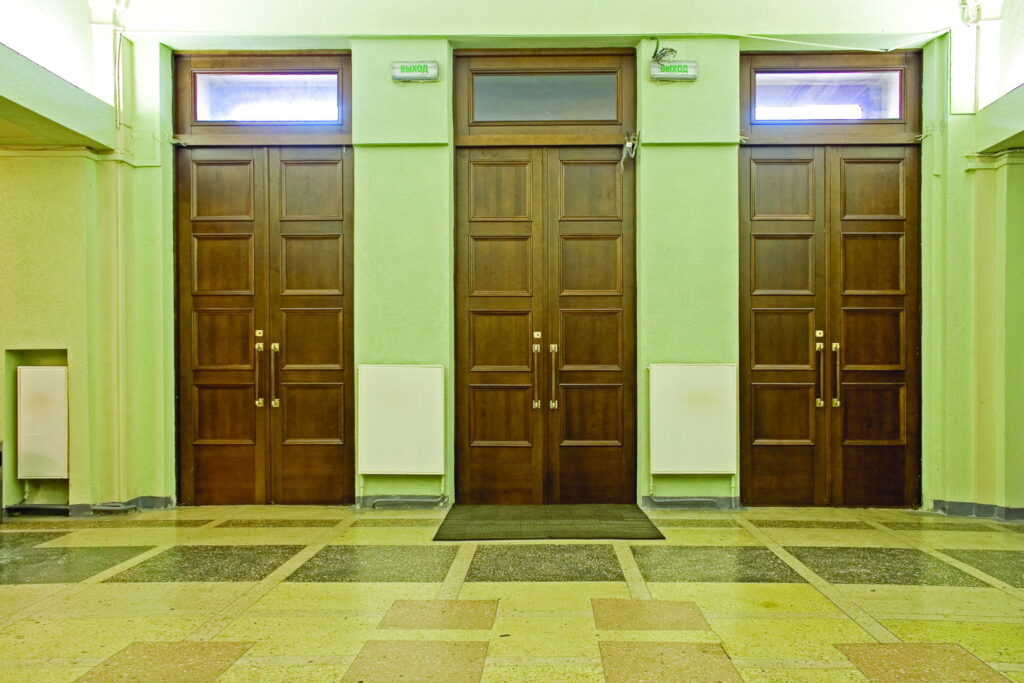 Дверные блоки в фойе Русского драматического театра в Минске