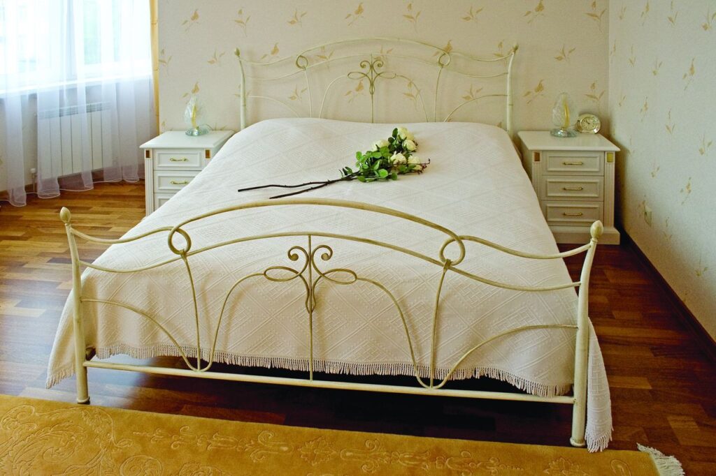 Кровать двуспальная с массива